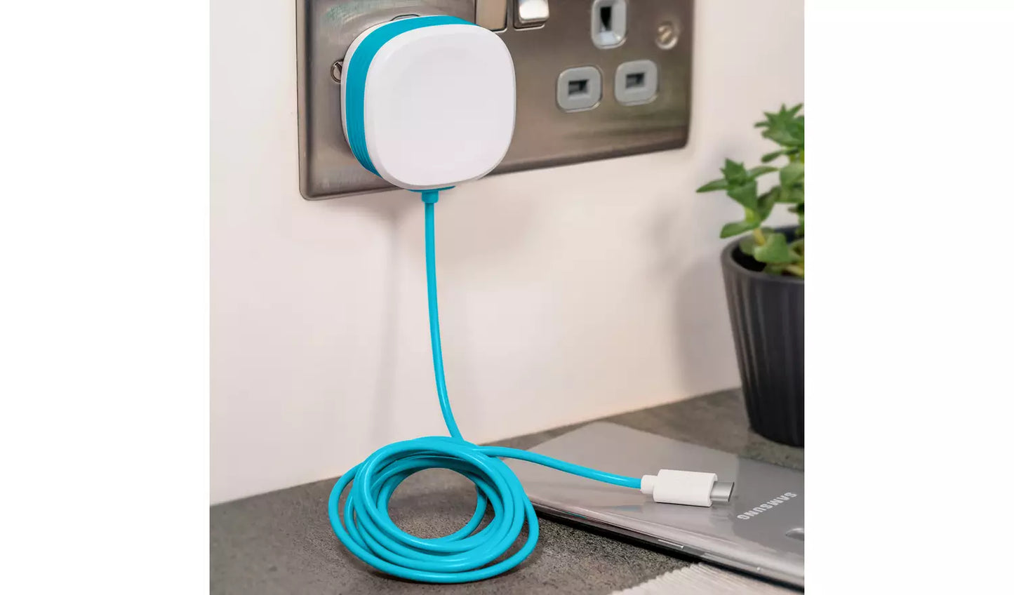 Juice 12W 2.4Amp Type C Mains Wall Charger And Cable - Blue & White